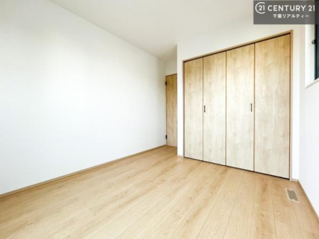 �q������ ���[�X�y�[�X���������Ă���A�ߗނ₨������A�w�p�i�Ȃǂ��������萮���ł��܂��B���������L���g���邽�߁A���K�Ő������Z��Ԃ��������܂��B