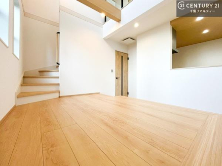 ���r���O �J�����̂���L�XLDK�I�\�t�@�[��_�C�j���O�e�[�u����u���Ă������ɂȂ�Ȃ��̂ŉ��K�ɉ߂����܂��I�R�~���j�P�[�V���������₷�����r���O�ł��I