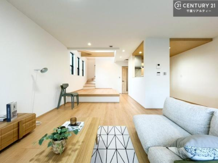 ���r���O �J�����̂���L�XLDK�I�\�t�@�[��_�C�j���O�e�[�u����u���Ă������ɂȂ�Ȃ��̂ŉ��K�ɉ߂����܂��I�R�~���j�P�[�V���������₷�����r���O�ł��I