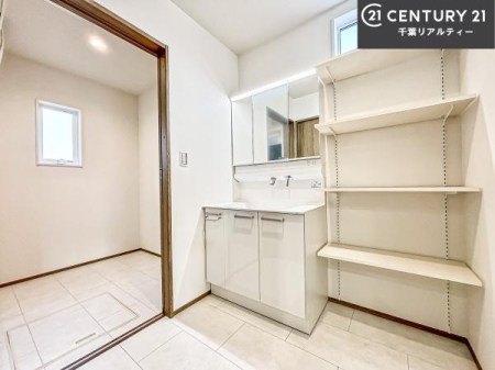 ���ʑ�E���ʏ� �O�ʋ��d�l�̐��ʏ��́A�g�����Ȃ݂����₷������I���͎��[�ɂȂ��Ă��܂��B�h���C���[�₨���ϓ����Еt������̂Ő��ʑ������X�b�L���ƌ����邱�Ƃ��o���܂��I