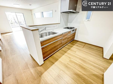 �L�b�`�� ��l�C�̑Ζʎ��V�X�e���L�b�`�����̗p���Ă��܂��I���Ƒ��̃R�~���j�P�[�V���������R�Ƒ�����݌v�ł��B
���q�l�ɂ��ڂ��͂��̂Ŋ������ł��ˁB�L�X�g���ĉ��K�ɍ�Ƃ��i�݂܂��B