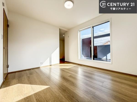 �m�� �o���R�j�[�ɖʂ����������̂��߁A���邢���R���������Ղ�ƍ������݁A�J�����̂����Ԃ��L����܂��B�����J����ΐS�n�悢�����ʂ蔲���A�G�߂������Ȃ�����K�ɂ��߂������������܂��B