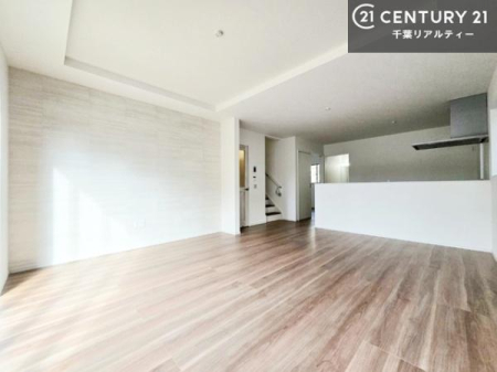 ���r���O �傫�ȑ����炽���Ղ�̗z���������閾�邢���r���O�B�J�����̂��郊�r���O�ŉƑ��c���̂��났�̎��Ԃ��߂����܂��B