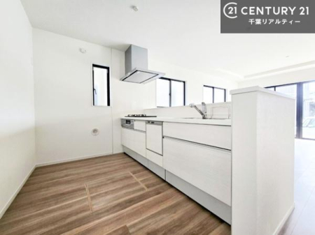 �L�b�`�� ��Ƃ肠�钲���X�y�[�X�ō�Ƃ����₷�����K�ȃL�b�`���ł��I
���q�l�ƈꏏ�ɂ��َq������y���߂�L�X�X�y�[�X�ł��B�y�����������ԂɂȂ肻���ł��ˁI