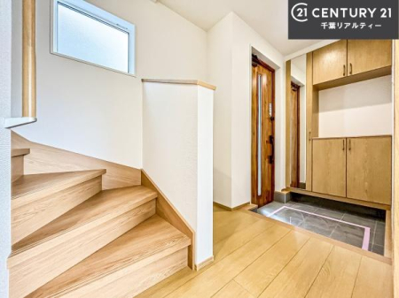 ���� �V���[�Y�{�b�N�X�t���Ȃ̂ŁA���ւ��Еt�����|�������₷���ł��I
�X�b�L���������ւŌ˂��J�����u�ԁA�������̂���S�n������Ԃ��o�}���Ă���܂��B