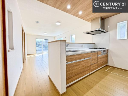 �L�b�`�� ��l�C�̑Ζʎ��V�X�e���L�b�`�����̗p���Ă��܂��I���Ƒ��̃R�~���j�P�[�V���������R�Ƒ�����݌v�ł��B
���q�l�ɂ��ڂ��͂��̂Ŋ������ł��ˁB�L�X�g���ĉ��K�ɍ�Ƃ��i�݂܂��B