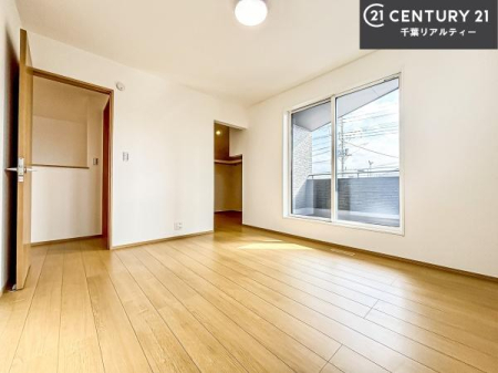 �m�� �o���R�j�[�ɖʂ����������̂��߁A���邢���R���������Ղ�ƍ������݁A�J�����̂����Ԃ��L����܂��B�����J����ΐS�n�悢�����ʂ蔲���A�G�߂������Ȃ�����K�ɂ��߂������������܂��B