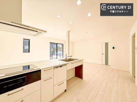 �L�b�`�� ��Ƃ肠�钲���X�y�[�X�ō�Ƃ����₷�����K�ȃL�b�`���ł��I
���q�l�ƈꏏ�ɂ��َq������y���߂�L�X�X�y�[�X�ł��B�y�����������ԂɂȂ肻���ł��ˁI