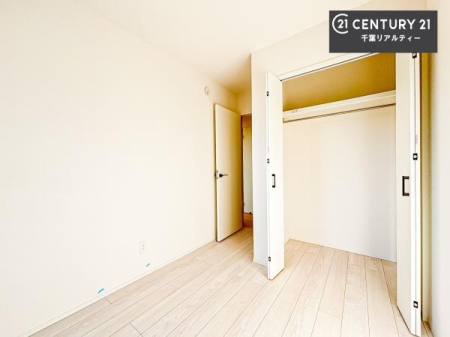 �m�� �S�����Ɏ��[�X�y�[�X������Ă���A�ߗނ�G�ߕ��A���p�i�܂ł�������Ǝ��܂�܂��B�e�������ƂɎ��[�����邽�߁A������Ԃ���������ƕۂ��₷���A�Ƌ�̔z�u�����₷���Ԏ��ł��B