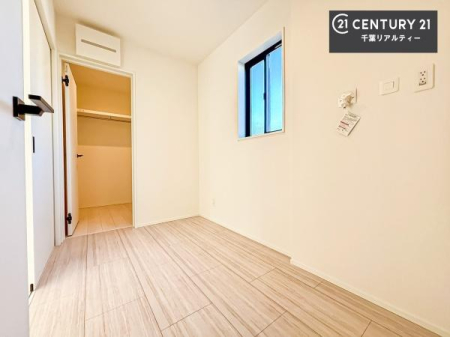 �q������ ���[�X�y�[�X���������Ă���A�ߗނ₨������A�w�p�i�Ȃǂ��������萮���ł��܂��B���������L���g���邽�߁A���K�Ő������Z��Ԃ��������܂��B