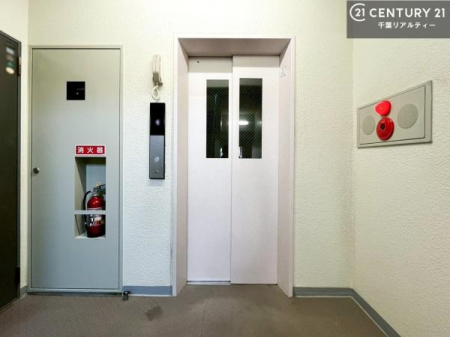 ���̑����p�� �G���x�[�^�[�����ŁA�����̈ړ����X���[�Y�B��K�ւ̃A�N�Z�X�����K�Ȃ��߁A���N�z�̕��⏬���Ȃ��q���܂����邲�ƒ�ɂ����S�ł��B���K���Ɨ��֐������˔������Z�܂��ł��B