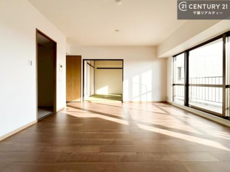 ���r���O �傫�ȑ����炽���Ղ�̗z���������閾�邢���r���O�B�J�����̂��郊�r���O�ŉƑ��c���̂��났�̎��Ԃ��߂����܂��B