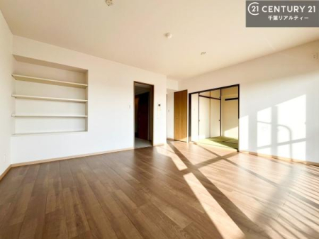 ���r���O �傫�ȑ����炽���Ղ�̗z���������閾�邢���r���O�B�J�����̂��郊�r���O�ŉƑ��c���̂��났�̎��Ԃ��߂����܂��B