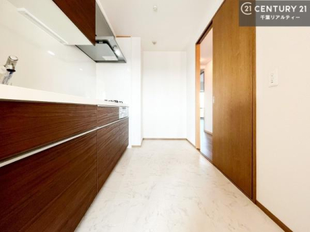 �L�b�`�� ��Ƃ肠�钲���X�y�[�X�ō�Ƃ����₷�����K�ȃL�b�`���ł��I
���q�l�ƈꏏ�ɂ��َq������y���߂�L�X�X�y�[�X�ł��B�y�����������ԂɂȂ肻���ł��ˁI