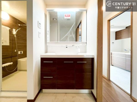 ���ʑ�E���ʏ� �O�ʋ��d�l�̐��ʏ��́A�g�����Ȃ݂����₷������I���͎��[�ɂȂ��Ă��܂��B�h���C���[�₨���ϓ����Еt������̂Ő��ʑ������X�b�L���ƌ����邱�Ƃ��o���܂��I