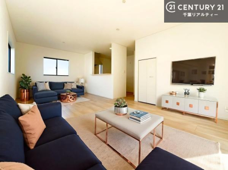 ���r���O �Ƌ��CG�p�[�X�ł��B��؂ȉƑ����W�܂邩�炱��LDK�ɂ͂�����肽���B
�q�����������C�ɏ΂��Ȃ��瑖�����Ă���p�����������u�L���Ƃɂ��ėǂ������v�Ǝv���u�Ԃł��B