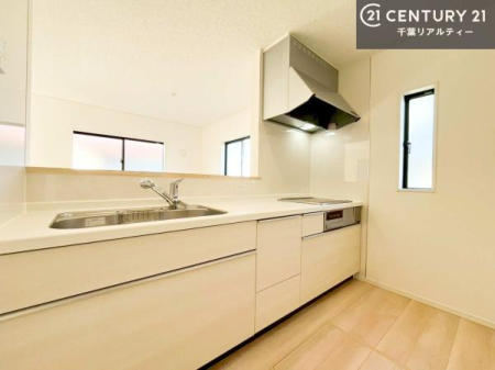 �L�b�`�� ��l�C�̑Ζʎ��V�X�e���L�b�`�����̗p���Ă��܂��I���Ƒ��̃R�~���j�P�[�V���������R�Ƒ�����݌v�ł��B
���q�l�ɂ��ڂ��͂��̂Ŋ������ł��ˁB�L�X�g���ĉ��K�ɍ�Ƃ��i�݂܂��B