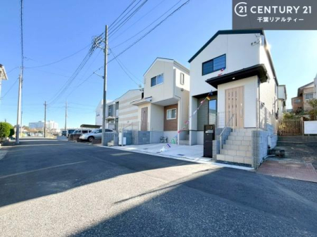 �O�ʓ��H�܂ތ��n�ʐ^ ������������Z��X�I���͂ɂ͍����������Ȃ��A�󂪍L���J����������A�z�����傫���Ղ��邱�Ƃ�����܂���B�C�����̗ǂ������ʂ蔲����X���݂ł��B