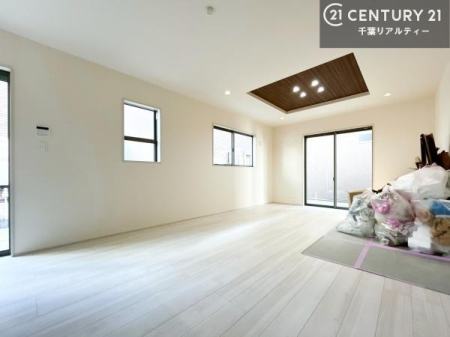 ���r���O �傫�ȑ����炽���Ղ�̗z���������閾�邢���r���O�B�J�����̂��郊�r���O�ŉƑ��c���̂��났�̎��Ԃ��߂����܂��B