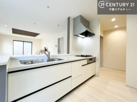 �L�b�`�� ��l�C�̑Ζʎ��V�X�e���L�b�`�����̗p���Ă��܂��I���Ƒ��̃R�~���j�P�[�V���������R�Ƒ�����݌v�ł��B
���q�l�ɂ��ڂ��͂��̂Ŋ������ł��ˁB���[�͂�����܂��I�i���d�l�ʐ^�j