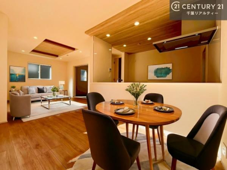 ���r���O �Ƌ�͂b�f�p�[�X�ł��B�܏�V��̂��郊�r���O�́A��ԂɍL����ƍ����������o���Ă���܂��B�V�䂪�����Ȃ邱�ƂŊJ�����������A���R����Ɩ����������f����A��Ƃ肠�邭�났�̋�Ԃł��B