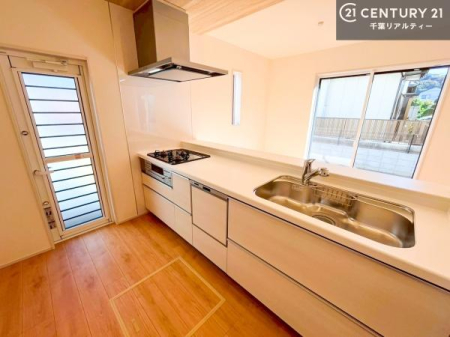 �L�b�`�� ��l�C�̑Ζʎ��V�X�e���L�b�`�����̗p���Ă��܂��I���Ƒ��̃R�~���j�P�[�V���������R�Ƒ�����݌v�ł��B
���q�l�ɂ��ڂ��͂��̂Ŋ������ł��ˁB���[�͂�����܂��I