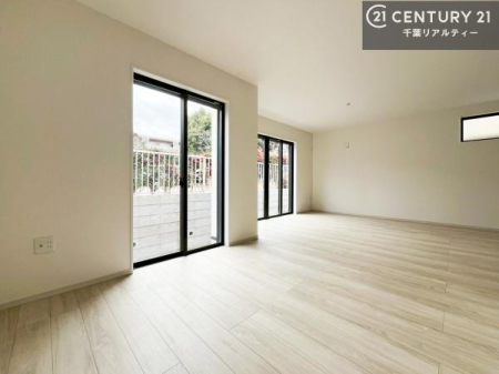 ���r���O �傫�ȑ����炽���Ղ�̍̌���������郊�r���O�͖��邭�J���������Ԃł��I