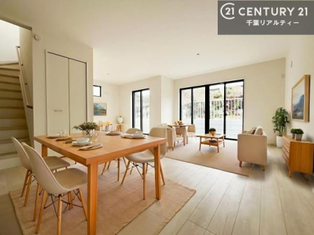 ���r���O �Ƌ��CG�p�[�X�ł��B��؂ȉƑ����W�܂邩�炱��LDK�ɂ͂�����肽���B
�q�����������C�ɏ΂��Ȃ��瑖�����Ă���p�����������u�L���Ƃɂ��ėǂ������v�Ǝv���u�Ԃł��B