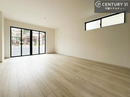 ���r���O �傫�ȑ����炽���Ղ�̗z���������閾�邢���r���O�B�J�����̂��郊�r���O�ŉƑ��c���̂��났�̎��Ԃ��߂����܂��B