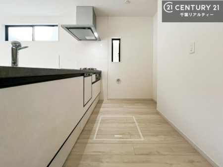 �L�b�`�� ��Ƃ肠�钲���X�y�[�X�ō�Ƃ����₷�����K�ȃL�b�`���ł��I
���q�l�ƈꏏ�ɂ��َq������y���߂�L�X�X�y�[�X�ł��B�y�����������ԂɂȂ肻���ł��ˁI