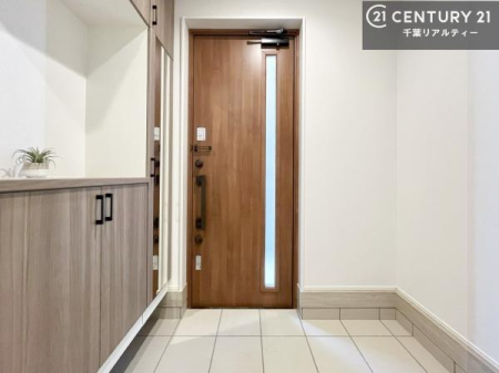 ���� �V���[�Y�{�b�N�X�t���Ȃ̂ŁA���ւ��Еt�����|�������₷���ł��I
�X�b�L���������ւŌ˂��J�����u�ԁA�������̂���S�n������Ԃ��o�}���Ă���܂��B
