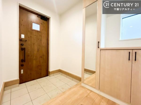 ���� �V���[�Y�{�b�N�X�t���Ȃ̂ŁA���ւ��Еt�����|�������₷���ł��I
�X�b�L���������ւŌ˂��J�����u�ԁA�������̂���S�n������Ԃ��o�}���Ă���܂��B
