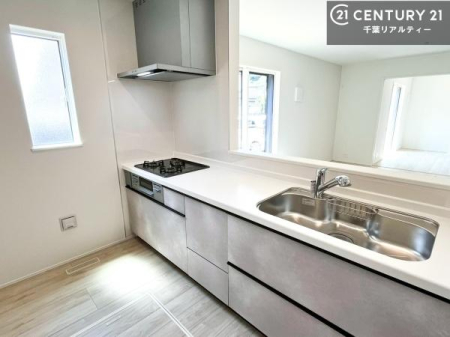 �L�b�`�� ��l�C�̑Ζʎ��V�X�e���L�b�`�����̗p���Ă��܂��I���Ƒ��̃R�~���j�P�[�V���������R�Ƒ�����݌v�ł��B
���q�l�ɂ��ڂ��͂��̂Ŋ������ł��ˁB�L�X�g���ĉ��K�ɍ�Ƃ��i�݂܂��B