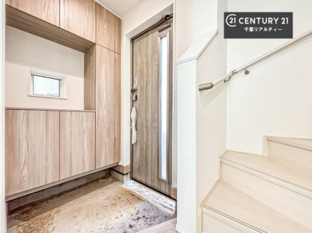 ���� �V���[�Y�{�b�N�X�t���Ȃ̂ŁA���ւ��Еt�����|�������₷���ł��I
�X�b�L���������ւŌ˂��J�����u�ԁA�������̂���S�n������Ԃ��o�}���Ă���܂��B