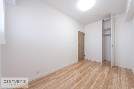 �q������ ���[�X�y�[�X�����t���Ă���̂ŁA�}�ȗ��q���ł��U�炩��������������T�b�ƕЂÂ����đ�ϕ֗��ł��I�ǖʂ��L�X���Ă���̂ŁA�׋�����x�b�h�̒u����ɍ���܂���I