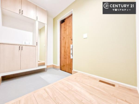 ���� �V���[�Y�{�b�N�X�t���Ȃ̂ŁA���ւ��Еt�����|�������₷���ł��I
�X�b�L���������ւŌ˂��J�����u�ԁA�������̂���S�n������Ԃ��o�}���Ă���܂��B

