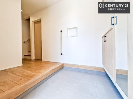 ���� �~���[�t���V���[�Y�{�b�N�X�t���Ȃ̂ŁA���ւ��Еt�����|�������₷���ł��I
�X�b�L���������ւŌ˂��J�����u�ԁA�������̂���S�n������Ԃ��o�}���Ă���܂��B