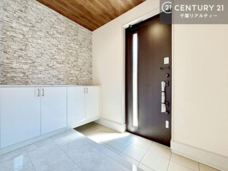 ���� �A�N�Z���g�N���X���{�������ւ́A�K���l���������}�����ۓI�ȋ�ԁB�V���v���Ȃ�����������ȃf�U�C���ŁA�Ƃ̑���ۂ������ƈ������Ă܂��B