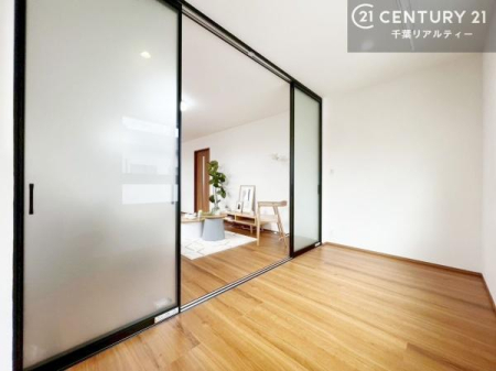 �m�� ���r���O�ɗאڂ����m���͉Ƒ��̃��C�t�X�^�C���ɍ��킹�ď_��Ɏg����֗��ȋ�ԁB�����J����΃��r���O�ƈ�̊��̂���L�X�Ƃ�����ԂɁA�߂�Η��q�p�̌��⃏�[�N�X�y�[�X�A�L�b�Y���[���Ƃ��Ă����􂵂܂�