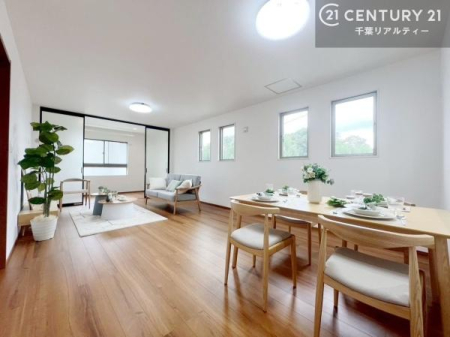 ���r���O �傫�ȑ����炽���Ղ�̗z���������閾�邢���r���O�B�J�����̂��郊�r���O�ŉƑ��c���̂��났�̎��Ԃ��߂����܂��B