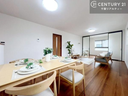 ���r���O �傫�ȑ����炽���Ղ�̗z���������閾�邢���r���O�B�J�����̂��郊�r���O�ŉƑ��c���̂��났�̎��Ԃ��߂����܂��B