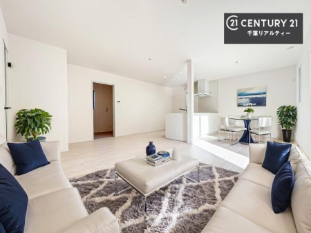 ���r���O �Ƌ��CG�p�[�X�ł��B�傫�ȑ����炽���Ղ�̗z���������閾�邢���r���O�B�J�����̂��郊�r���O�ŉƑ��c���̂��났�̎��Ԃ��߂����܂��B