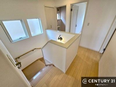 ���̑����� �傫�ȑ���������������ޖ��邢�K�i�X�y�[�X�B�����͏Ɩ����炸�ŁA���R�̂ʂ�����������Ȃ����艺��ł��܂��B�J����������A�����̓������S�n�悭�߂������Ԃł��B