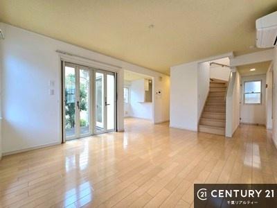 ���r���O ��؂ȉƑ����W�܂邩�炱��LDK�ɂ͂�����肽���B
�q�����������C�ɏ΂��Ȃ��瑖�����Ă���p�����������u�L���Ƃɂ��ėǂ������v�Ǝv���u�Ԃł��B