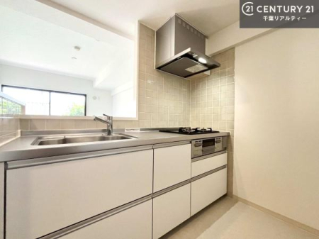 �L�b�`�� ��l�C�̑Ζʎ��V�X�e���L�b�`�����̗p���Ă��܂��I���Ƒ��̃R�~���j�P�[�V���������R�Ƒ�����݌v�ł��B
���q�l�ɂ��ڂ��͂��̂Ŋ������ł��ˁB���[�͂�����܂��I