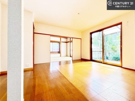 ���r���O �傫�ȑ����炽���Ղ�̗z���������閾�邢���r���O�B�J�����̂��郊�r���O�ŉƑ��c���̂��났�̎��Ԃ��߂����܂��B