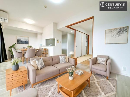 ���r���O �Ƌ��CG�p�[�X�ł��B�S�n�ǂ����r���O�͉Ƒ������R�ƏW�܂�܂��B�Ƒ��c�R�̎��Ԃ����������ł��B���Ƒ��ƁA����w�[���������Ԃ��߂��������ł��ˁB���邭�J���I�ȋ�Ԃł��B