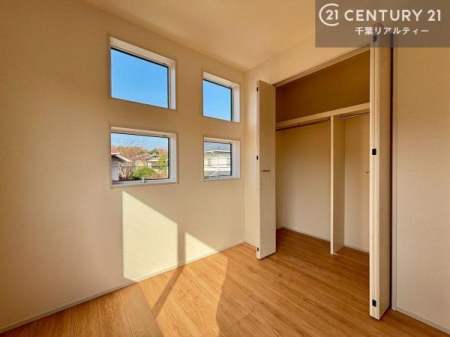 �q������ ���[�X�y�[�X���������Ă���A�ߗނ₨������A�w�p�i�Ȃǂ��������萮���ł��܂��B���������L���g���邽�߁A���K�Ő������Z��Ԃ��������܂��B