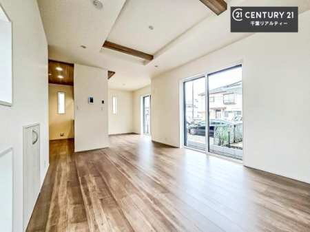 ���r���O �傫�ȑ����炽���Ղ�̗z���������閾�邢���r���O�B�J�����̂��郊�r���O�ŉƑ��c���̂��났�̎��Ԃ��߂����܂��B