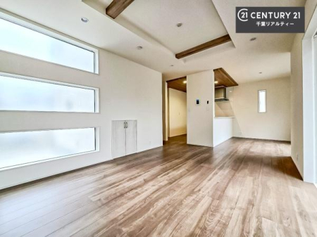 ���r���O �傫�ȑ����炽���Ղ�̍̌���������郊�r���O�͖��邭�J���������Ԃł��I